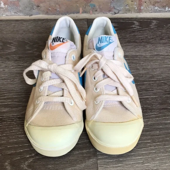 Nike - Picture 3 of 17